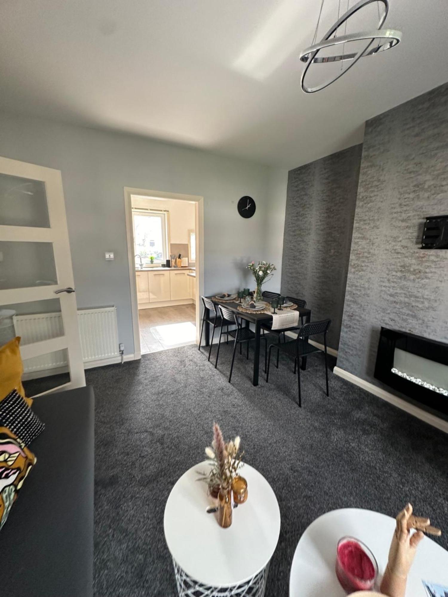 Glasgow Modern Style Home , Separate Entrance Exteriör bild